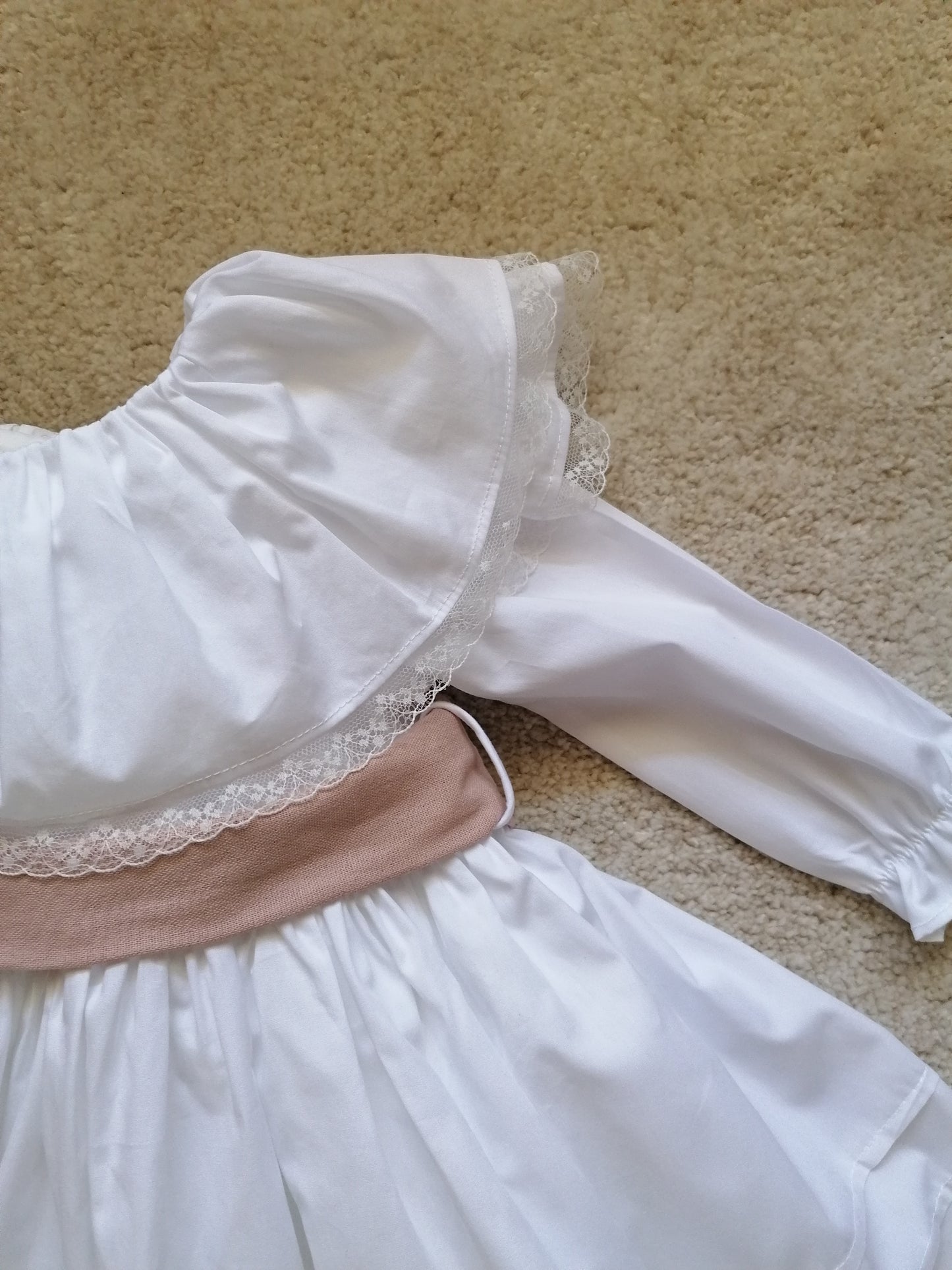 Vestido gola redonda com renda