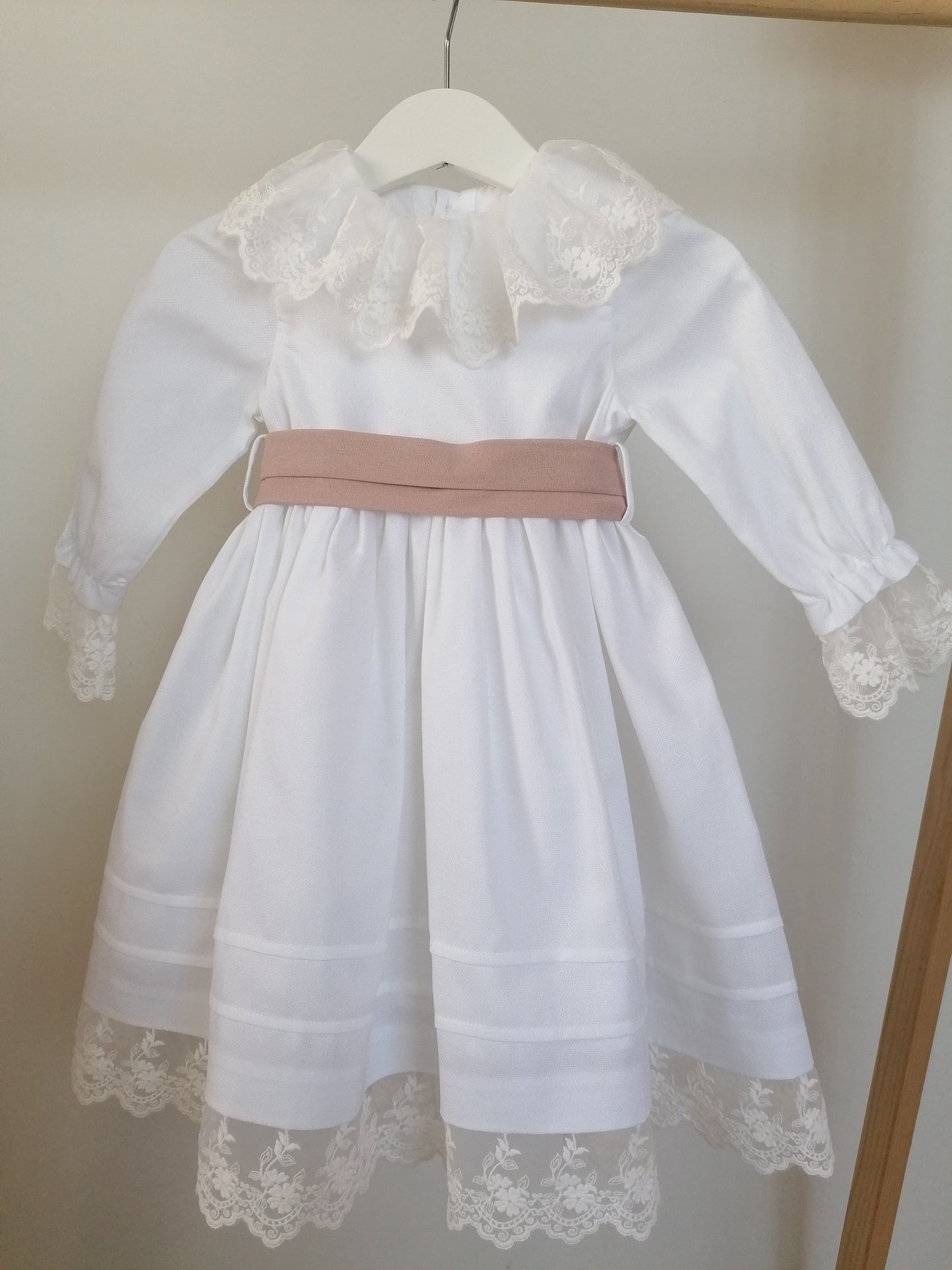 Vestido faixa em linho e renda