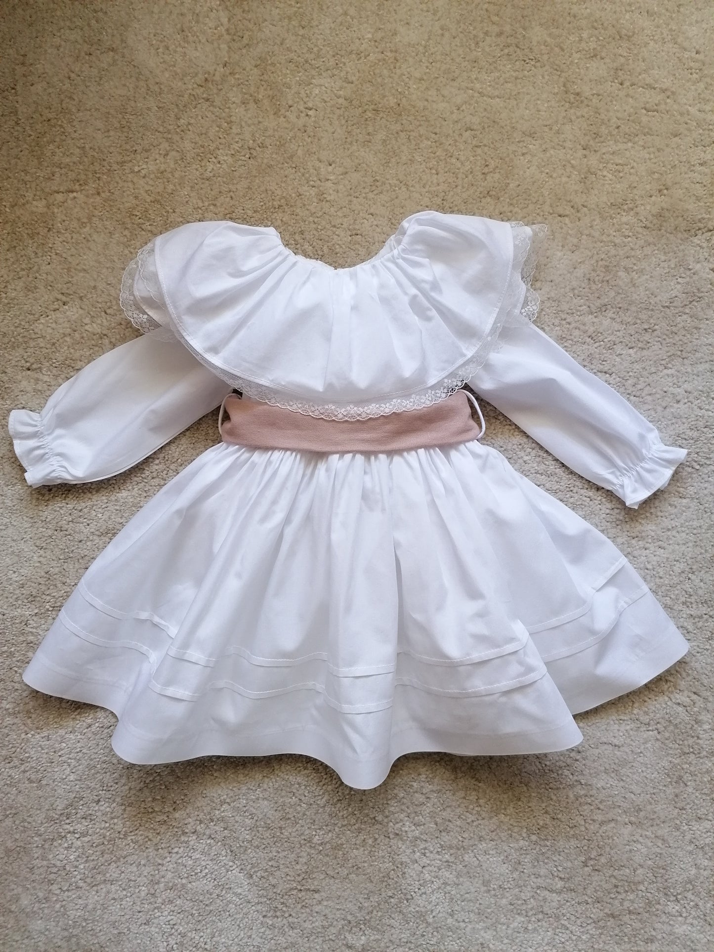 Vestido gola redonda com renda