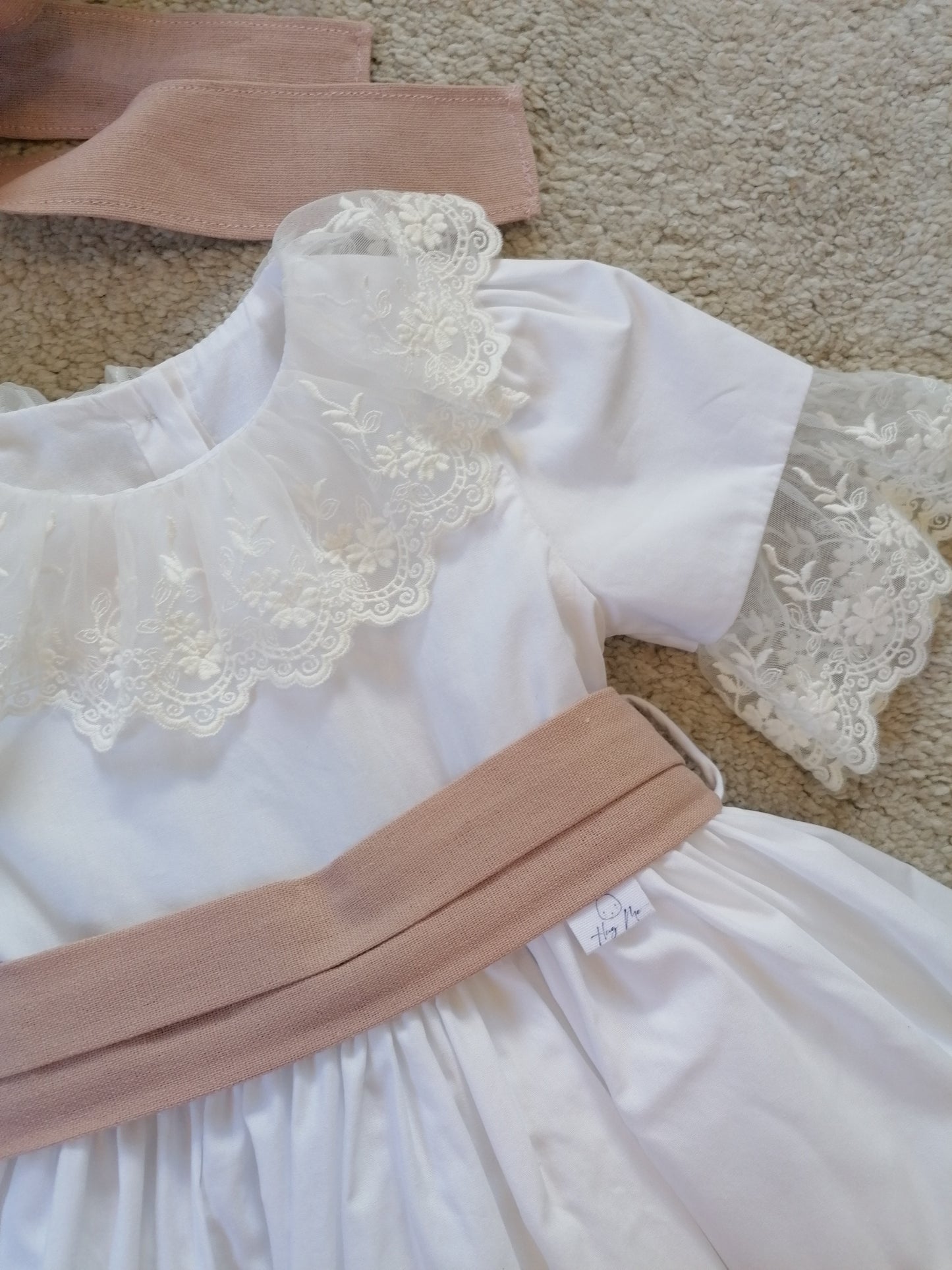 Vestido faixa em linho e renda