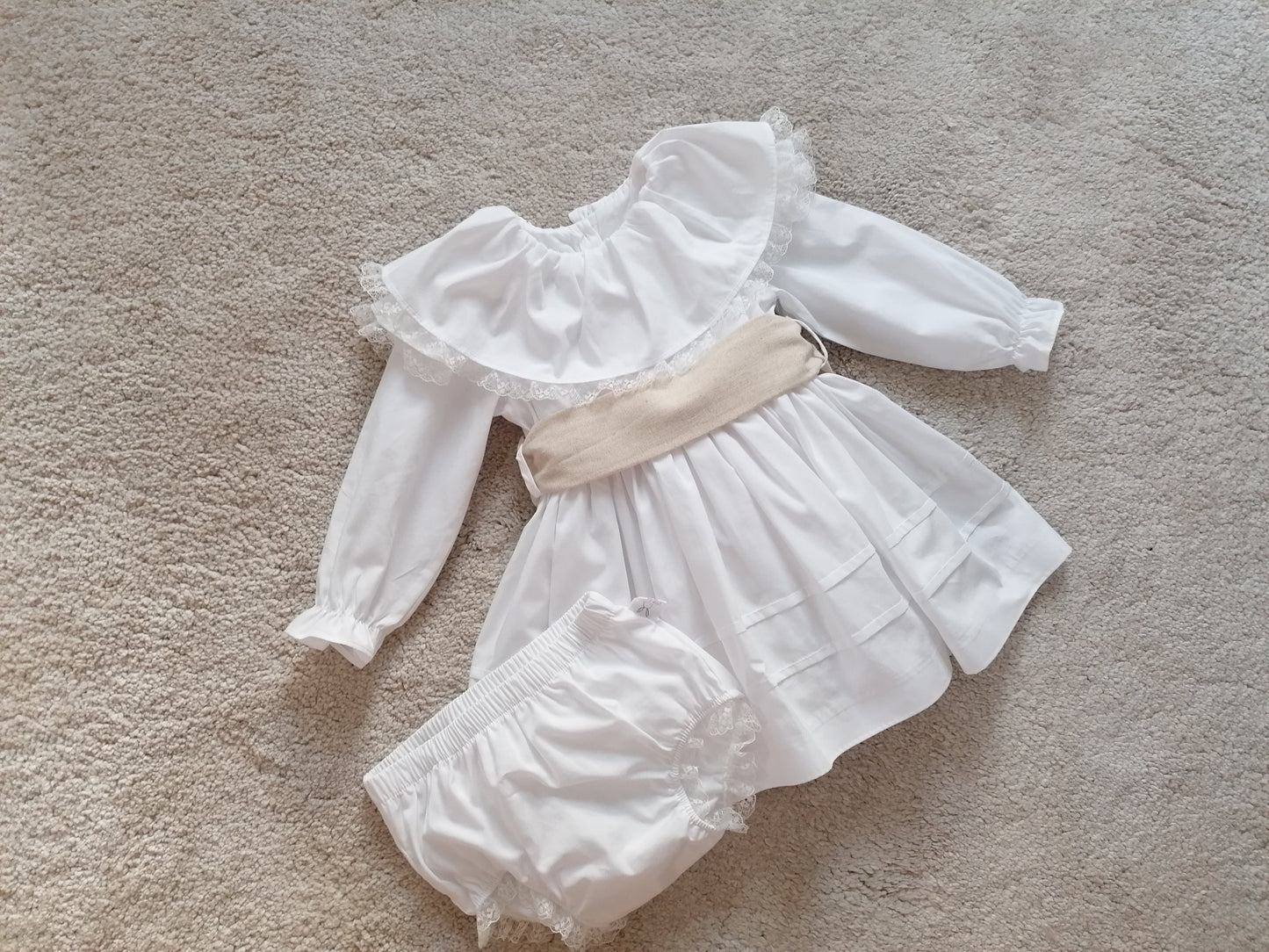 Vestido gola redonda com renda