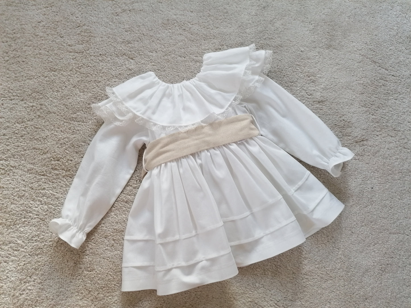 Vestido gola redonda com renda