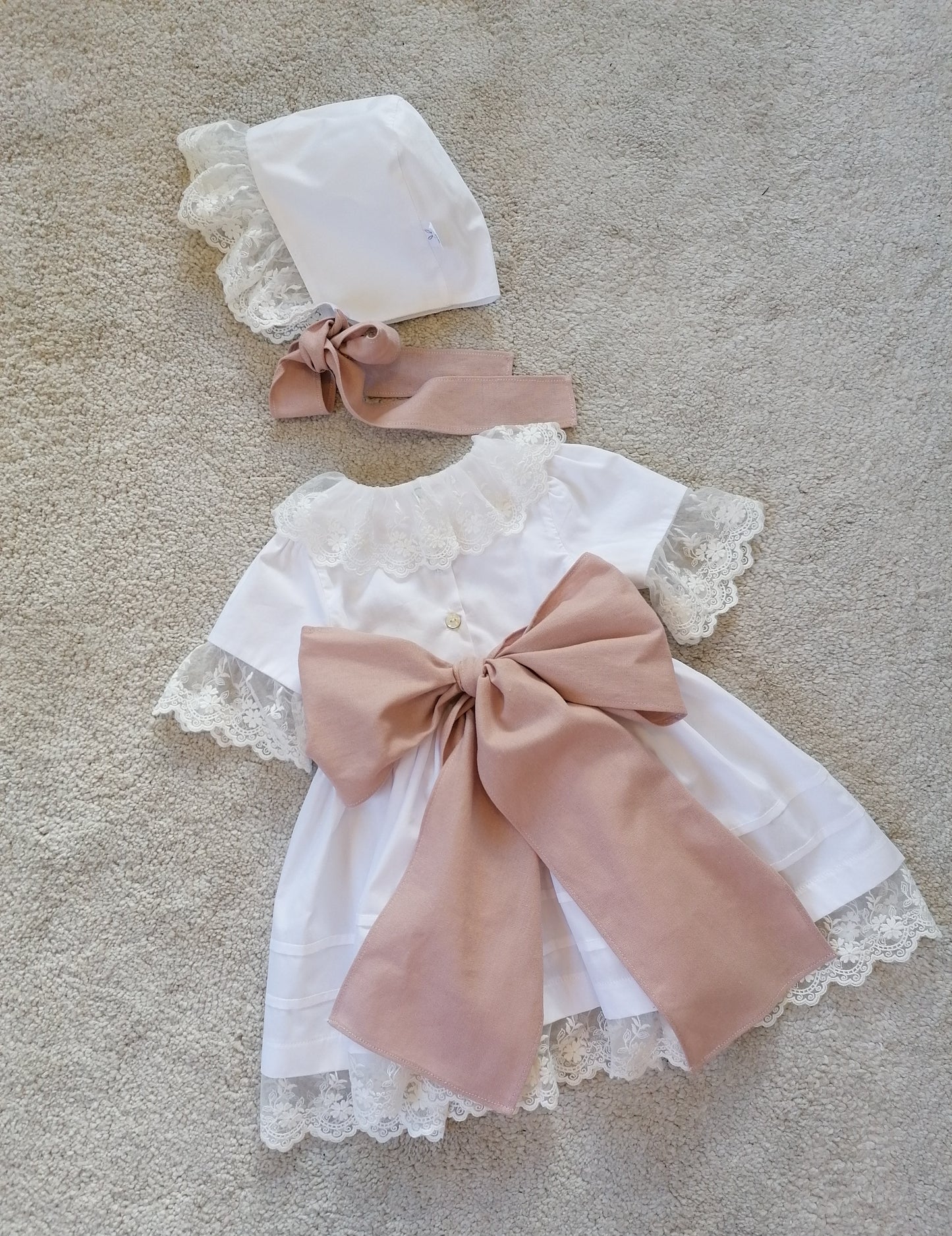 Vestido faixa em linho e renda