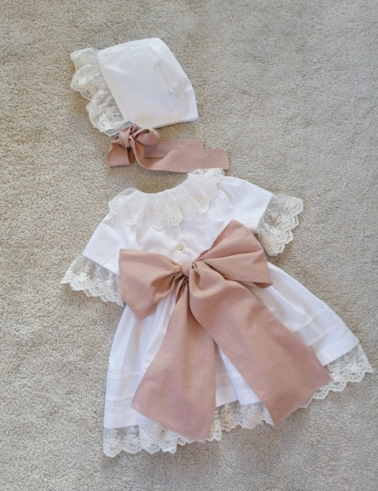 Vestido faixa em linho e renda