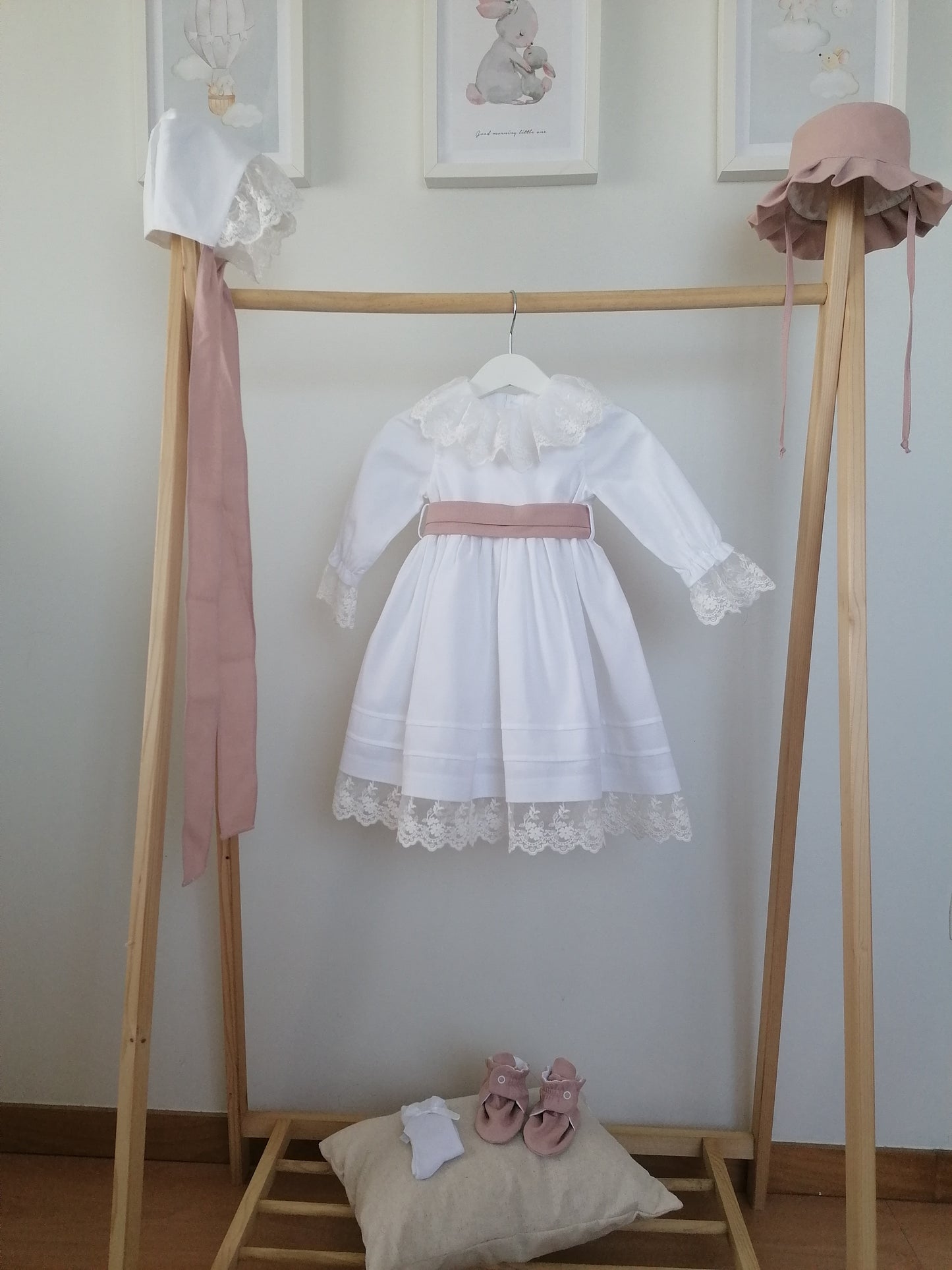 Vestido faixa em linho e renda