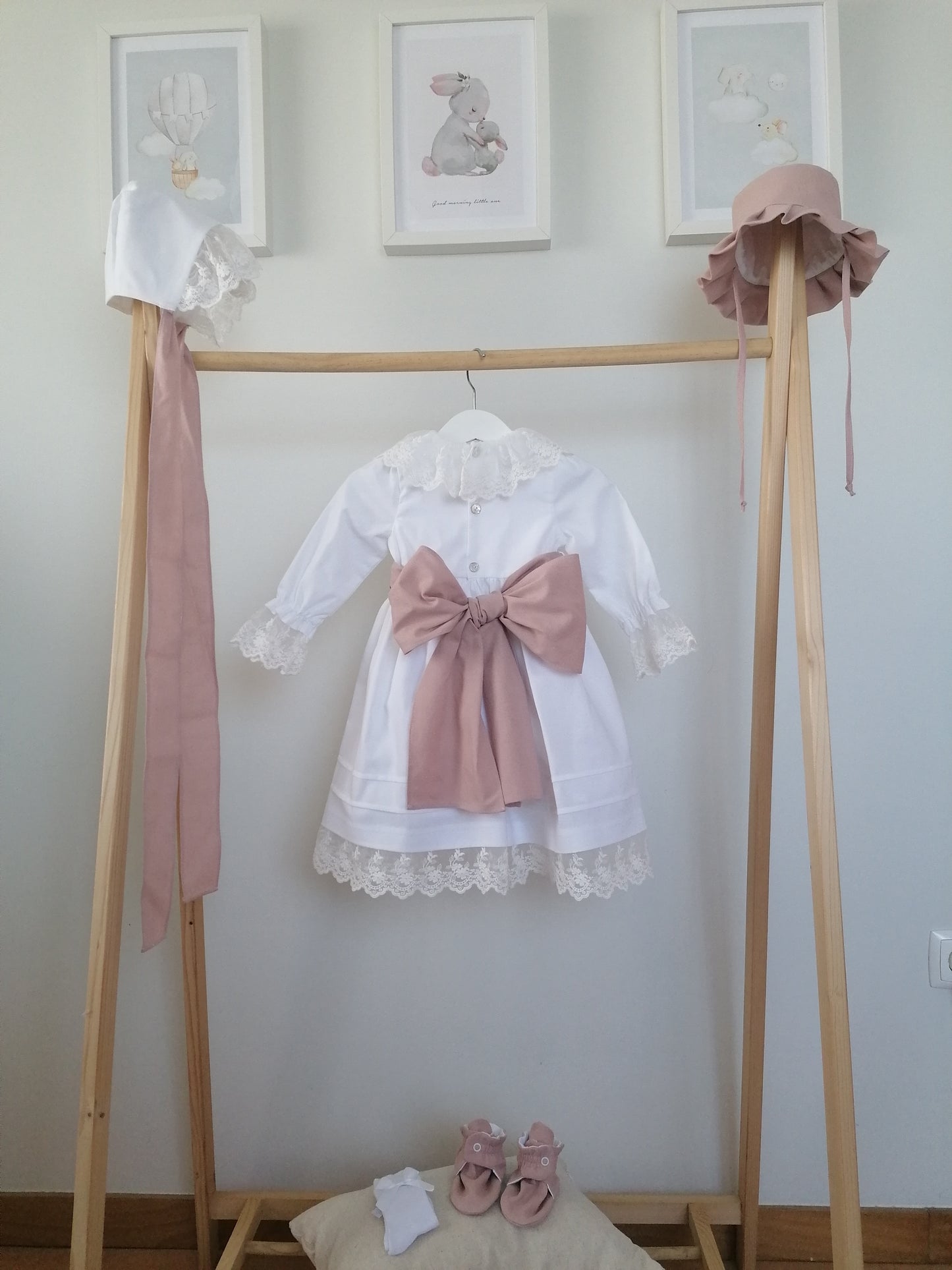 Vestido faixa em linho e renda