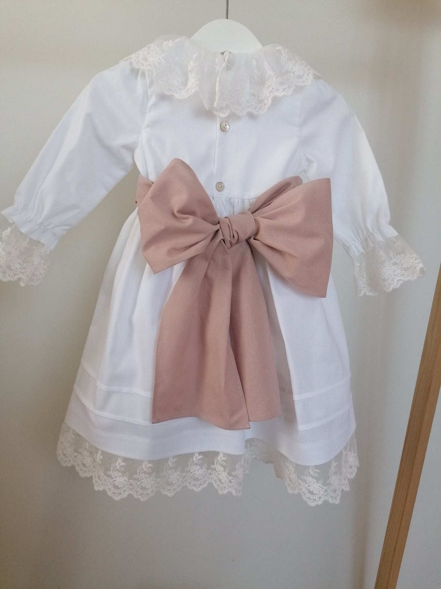 Vestido faixa em linho e renda
