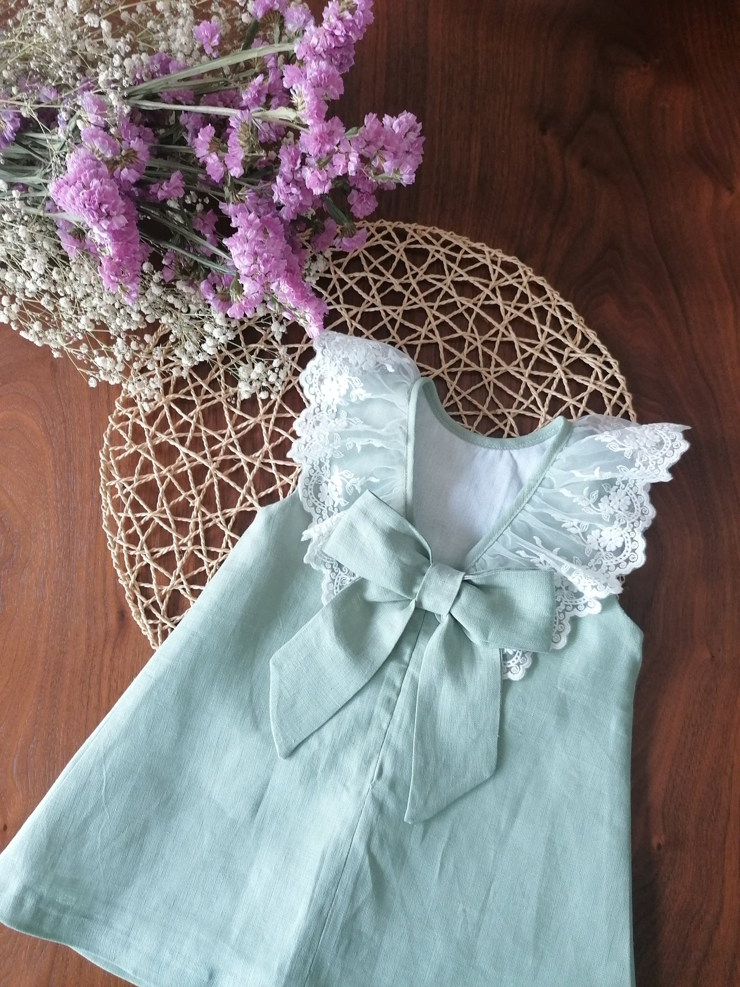 Vestido em linho com laço nas costas