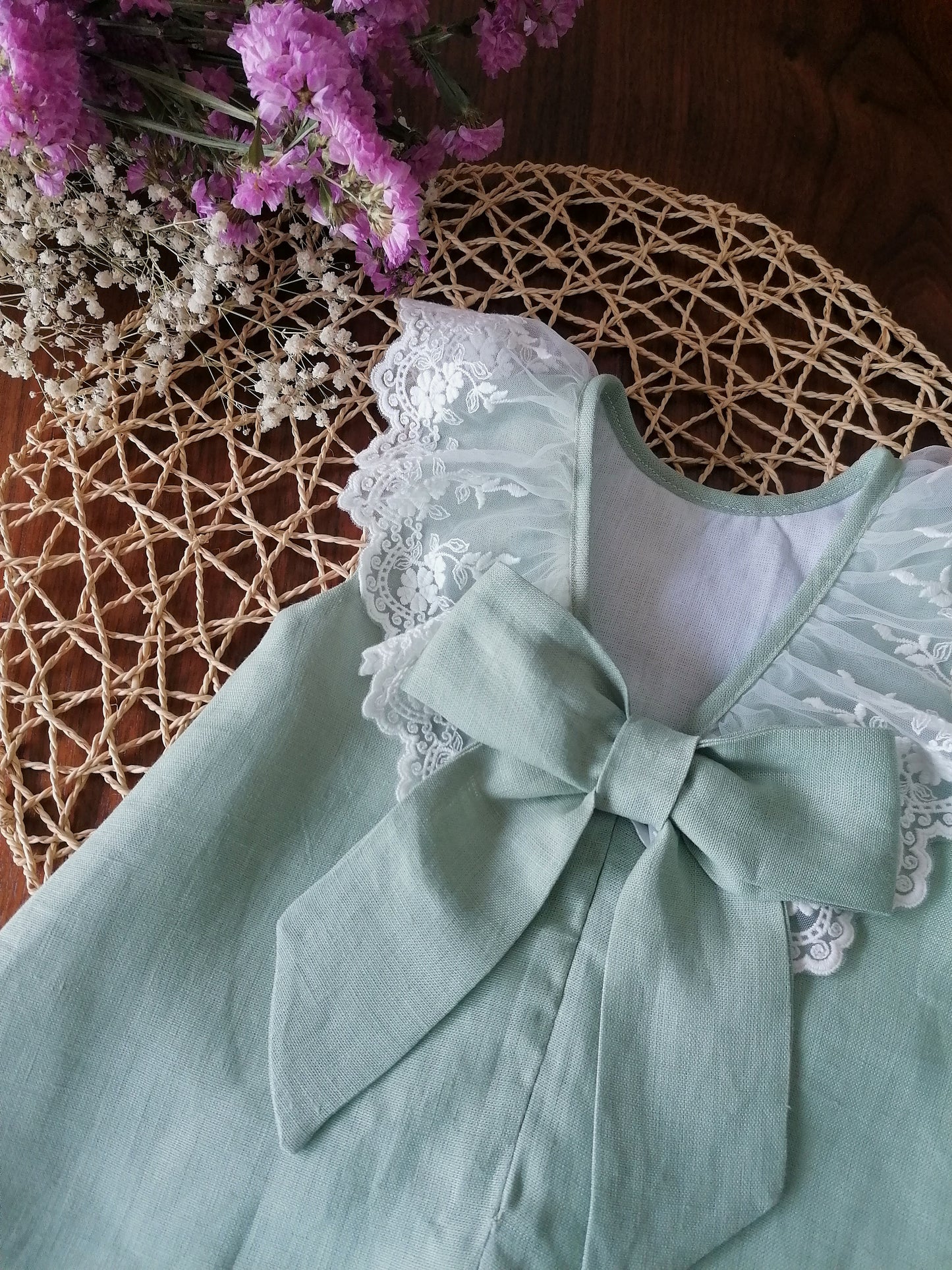 Vestido em linho com laço nas costas